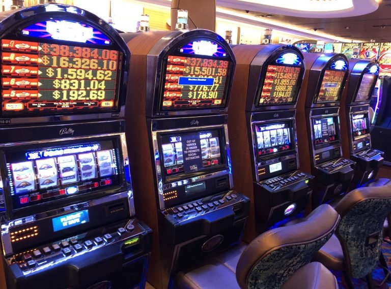 topwd slot app running on Android phone showing live blackjack and withdrawal options